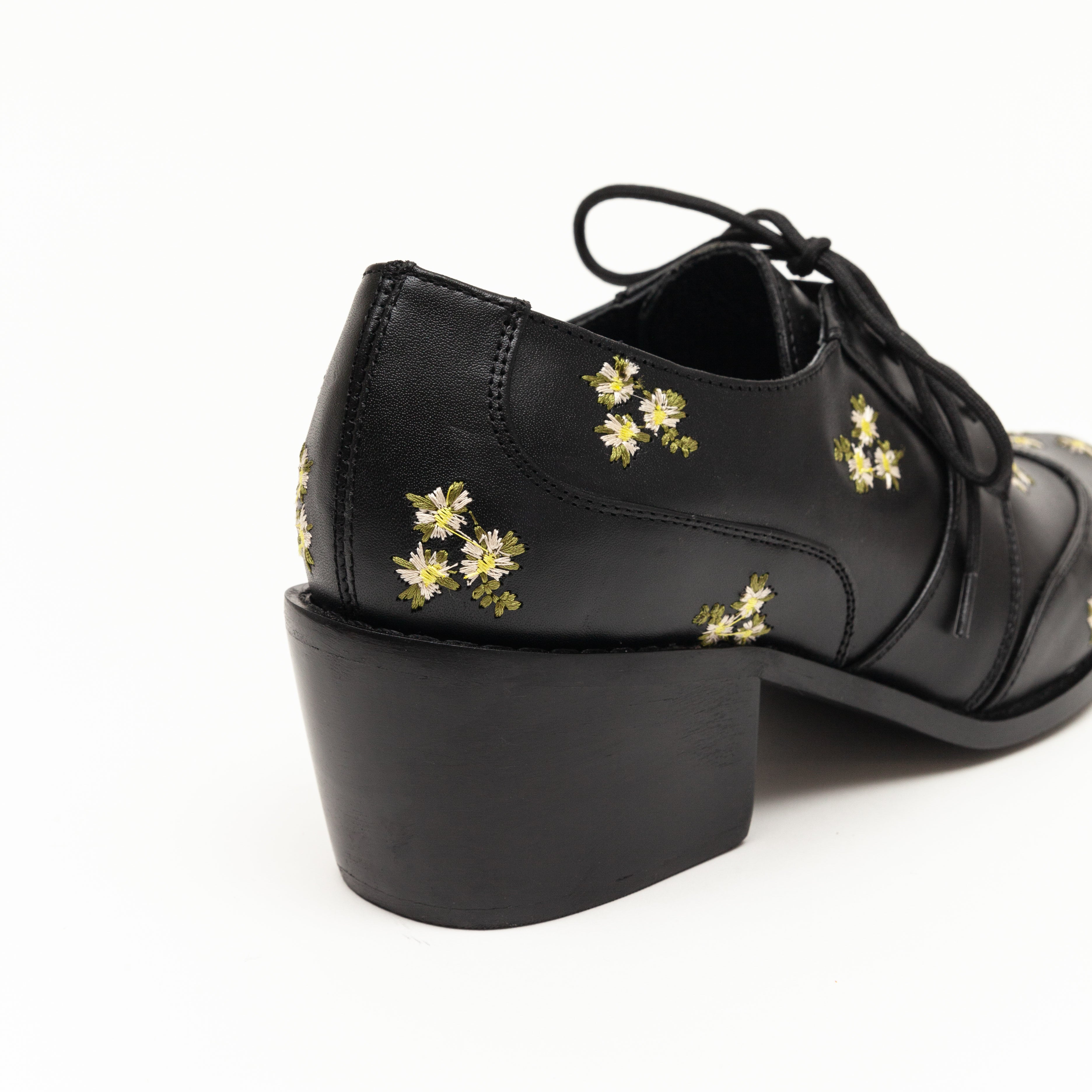 Leonor negro con flores