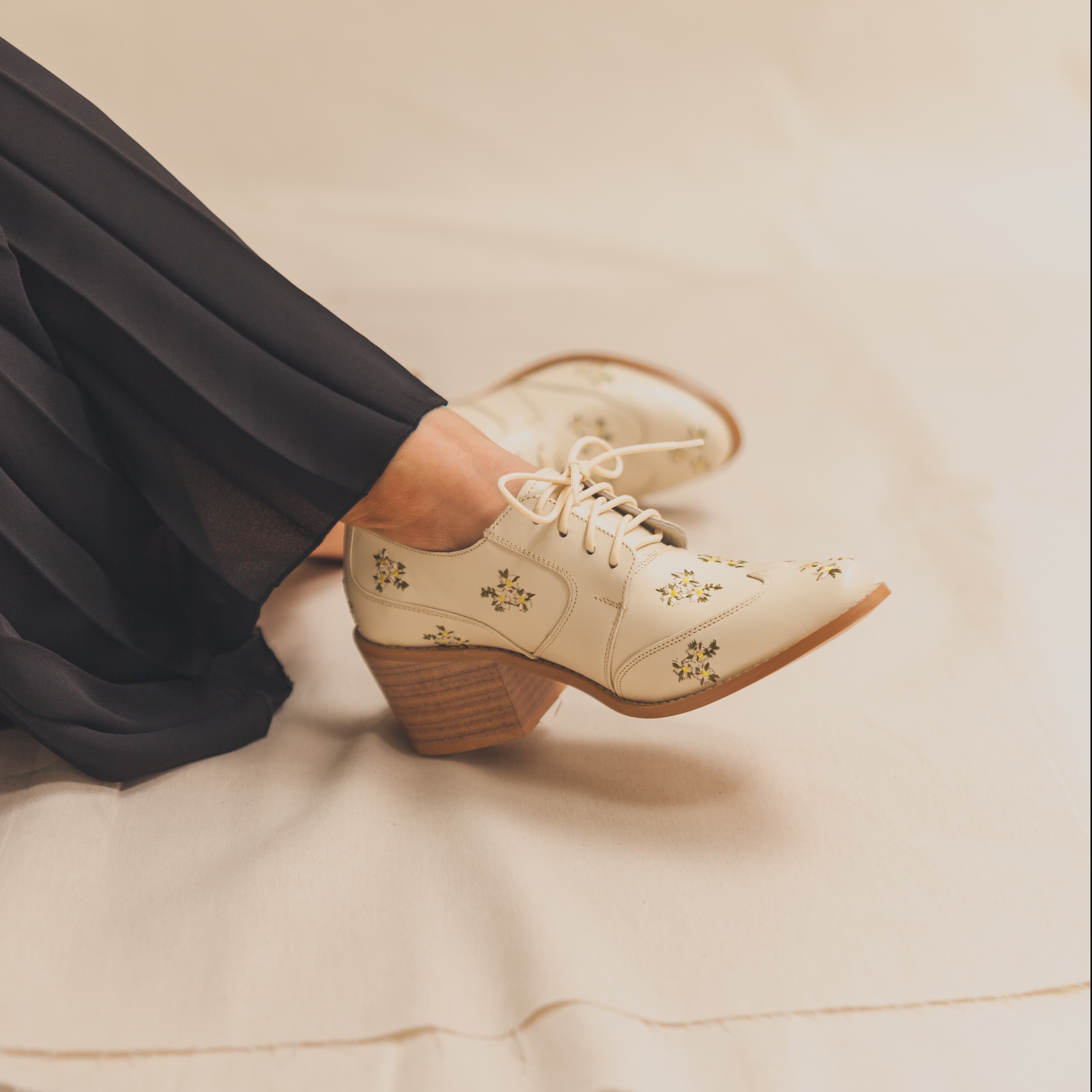 Leonor Beige Flores