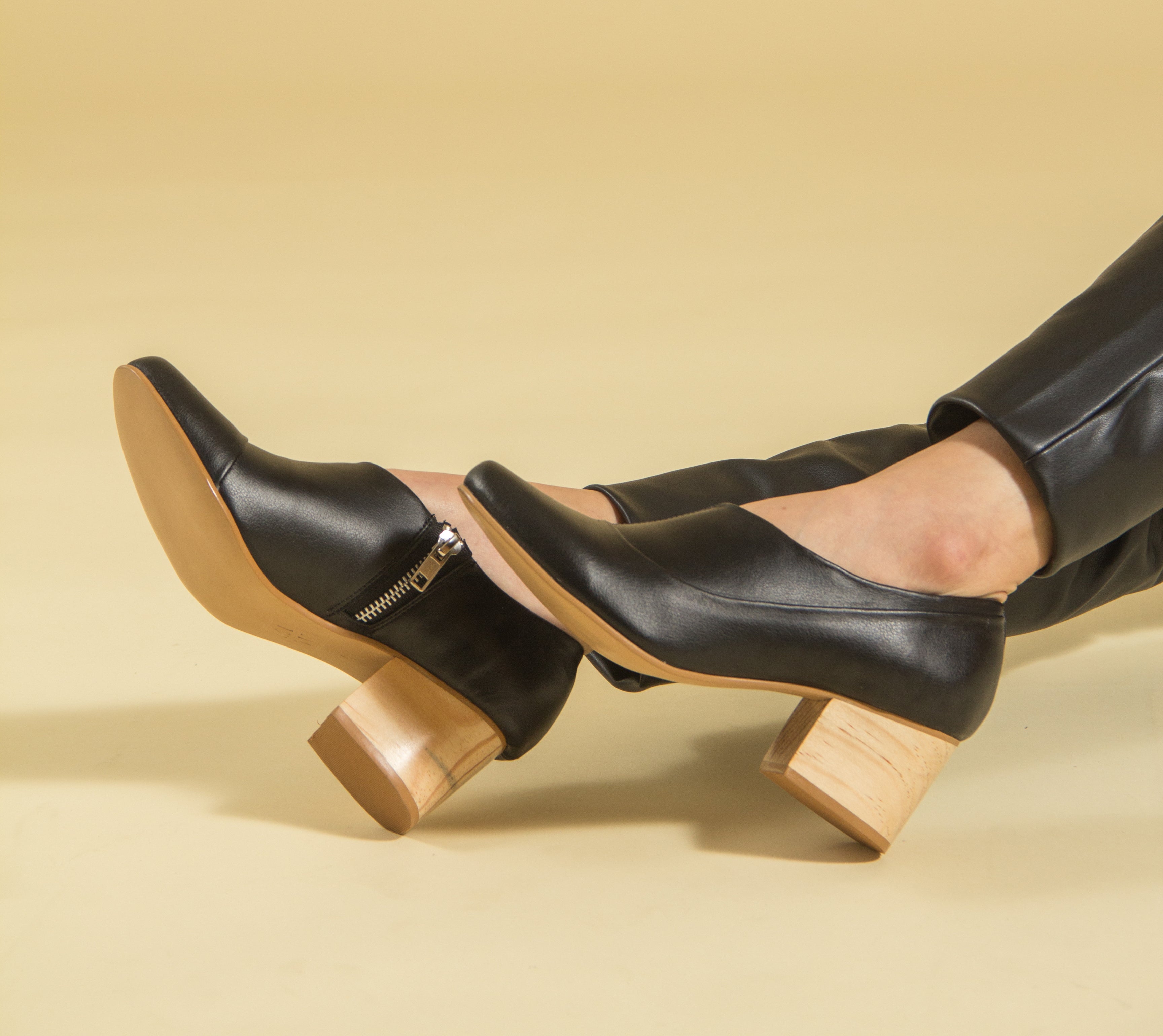 Zapatos con tacones de madera para mujer negros | Helena Negro