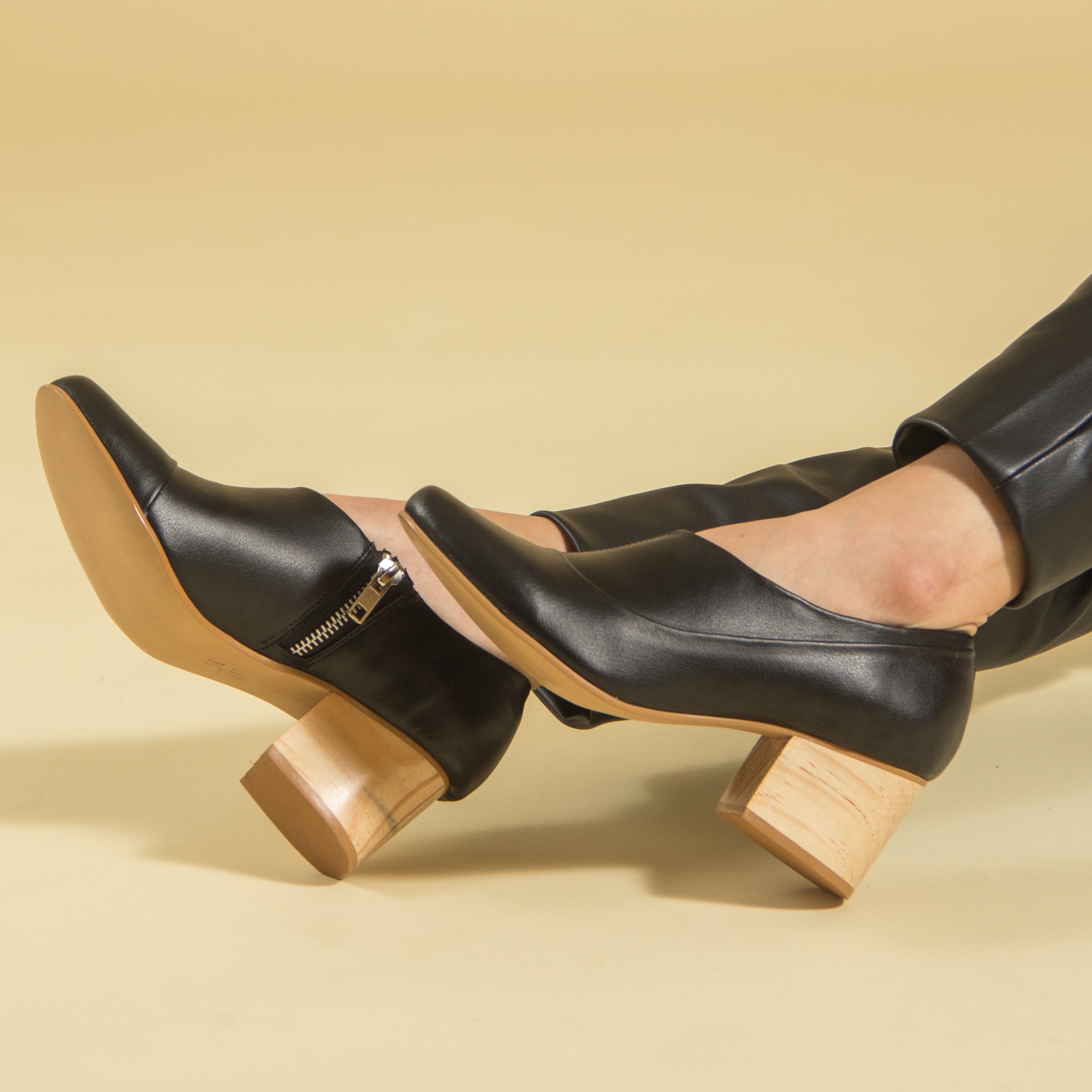 Zapatos con tacones de madera para mujer negros | Helena Negro