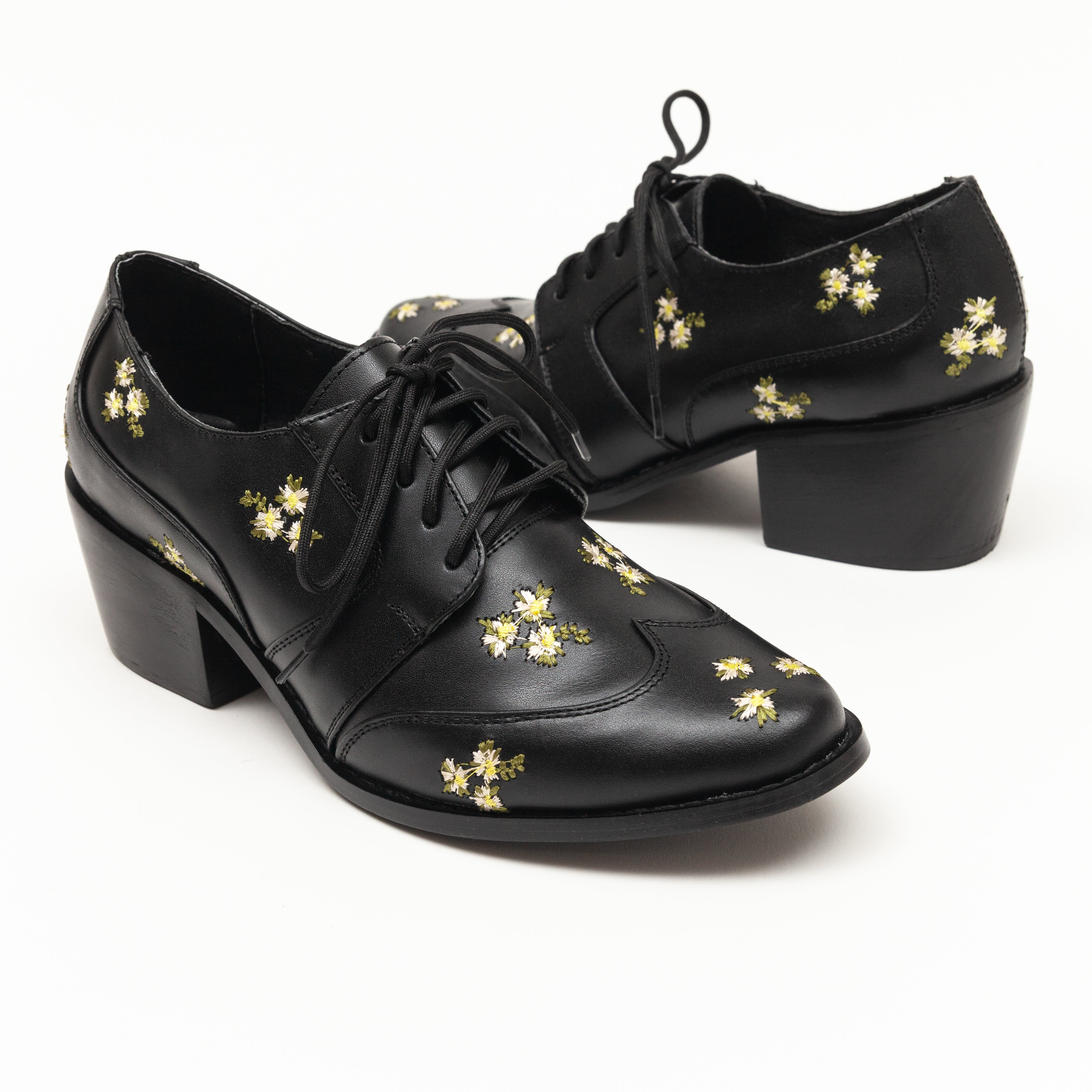 Leonor negro con flores